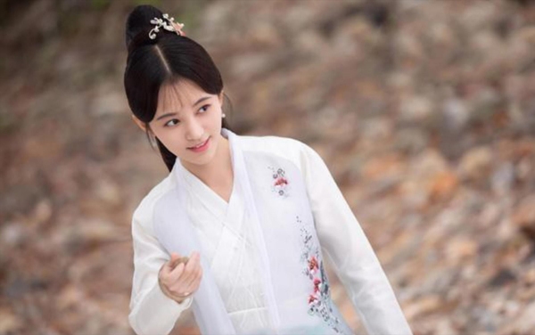 拍戲太糊弄！鞠婧禕拍綁架戲，堵口物品精心疊好，好像在吃豆皮