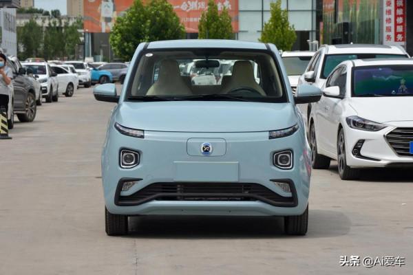 滿電跑410公里，快充大四座設計，便宜豪華代步車，華晨新日i03A