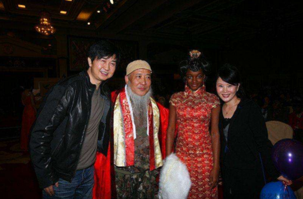 53歲畫家楊彥花費4千萬，迎娶21歲非洲大學生，生子後卻出家為僧