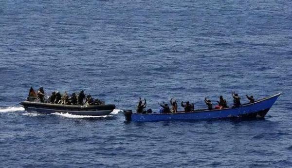 索馬利亞海盜最丟臉的搶劫：挾持貨船2年無人贖，還要養22名人質