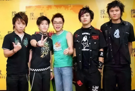 從唱歌被騙錢,到半個娛樂圈給他配戲,大鵬背後究竟有什麼人? 從唱歌被騙錢,到半個娛樂圈給他配戲,大鵬背後究竟有什麼人?