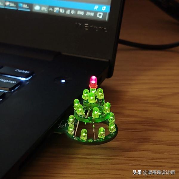 聖誕節快到了，這個可愛的“USB 聖誕樹”，插入電腦就會點亮 LED 燈