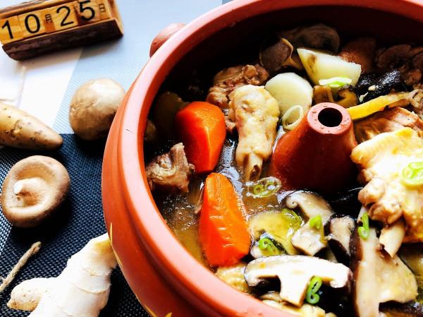 氣鍋雞是雲南特色美食,早在乾隆年間就開始在滇南民間流傳 氣鍋雞是雲南特色美食,早在乾隆年間就開始在滇南民間流傳