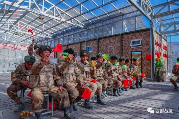 12天,2000公里,高原女兵帶去歡樂與溫暖 12天,2000公里,高原女兵帶去歡樂與溫暖