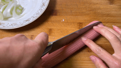 一根沙拉腸,一把木耳,一個柿椒簡單一炒,色香味俱佳,營養美味 一根沙拉腸,一把木耳,一個柿椒簡單一炒,色香味俱佳,營養美味