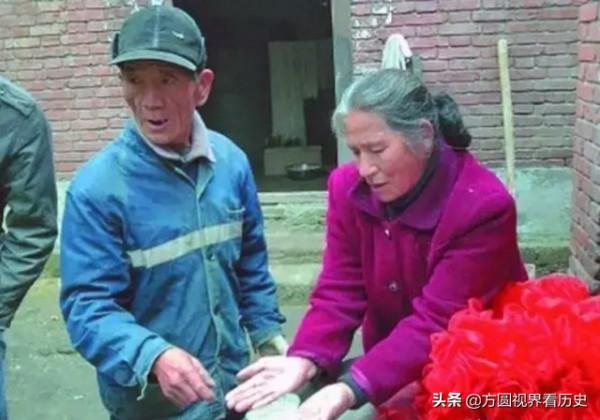 挖到銀元寶主動上交，數年後歸還本人，附帶致歉信和大紅花