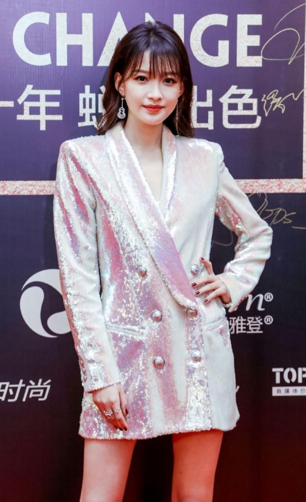 李冰冰挑戰女愛豆的唱跳穿搭，從正面看，上衣只有一個巴掌寬