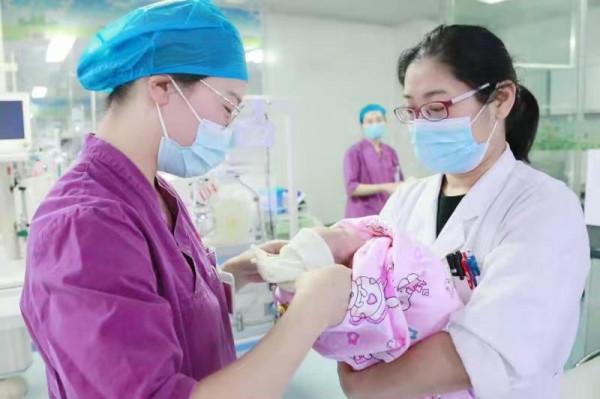 25周早產寶寶有位“責任媽媽”,一本日記記錄寶寶“闖關”成長點滴 25周早產寶寶有位“責任媽媽”,一本日記記錄寶寶“闖關”成長點滴