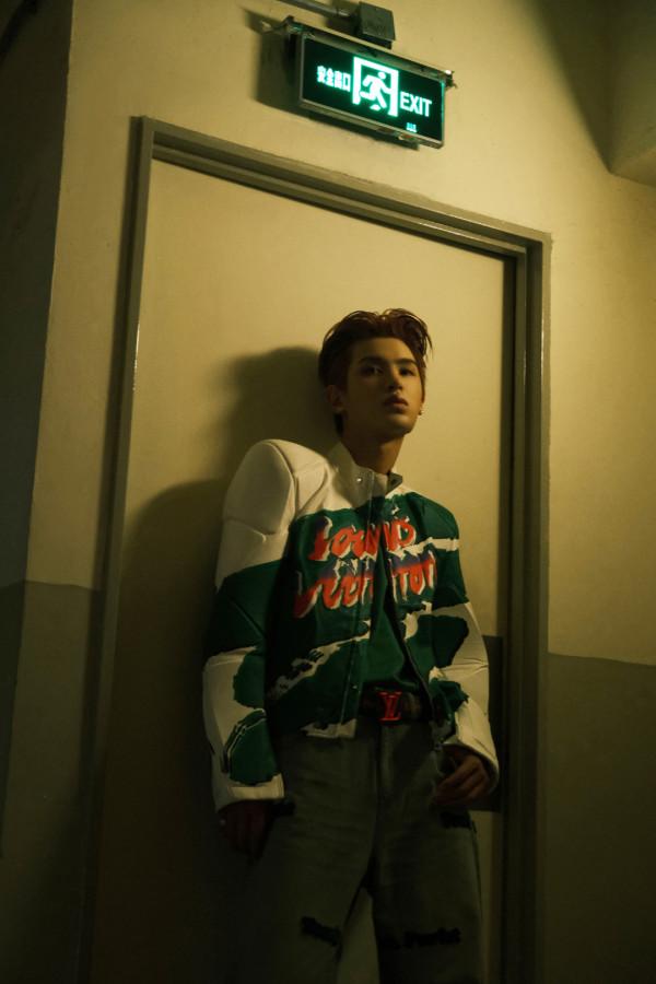 穿長裙、塗指甲油的boy黃明昊，男生還能這麼搭