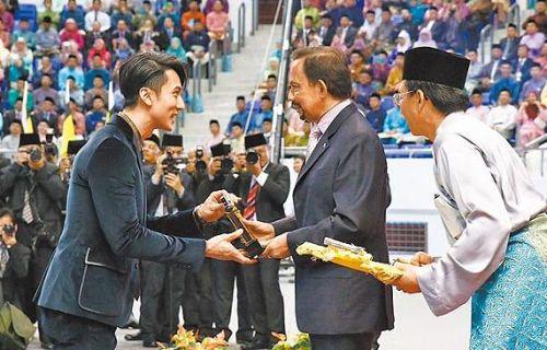 汶萊最壕國王，用黃金馬桶，給馬廄裝空調，同時富養46萬人