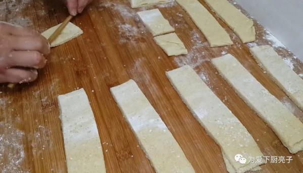 麵粉不要炸油條了,學會一種新吃法,吃著焦脆香甜,比糕點餅乾香 麵粉不要炸油條了,學會一種新吃法,吃著焦脆香甜,比糕點餅乾香