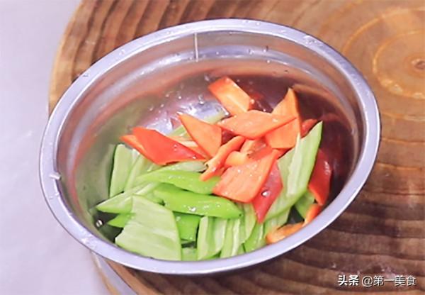 煸炒雞要不要焯水？廚師長教你這個技巧，雞塊鮮嫩入味，香氣十足