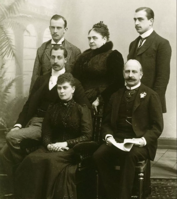 她未婚先寡，嫁給小叔子，從排擠到逆風翻盤，成為珠寶最多的女人