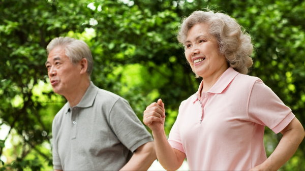 老年人下肢無力，有常見5個原因，該怎樣預防和應對，醫生告訴您