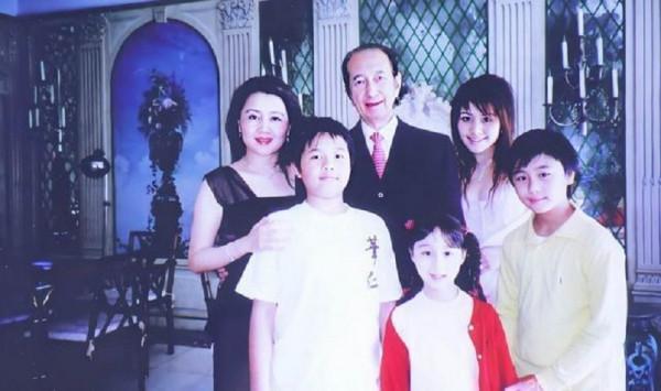 賭王四姨太14歲父親去世，讀書不多野心大，29歲嫁68歲賭王賭對了