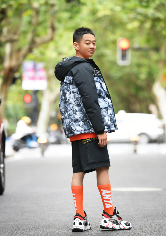 楊陽洋攜雙胞胎妹妹拍大片，楊威基因太強大，三個孩子眼睛都像他