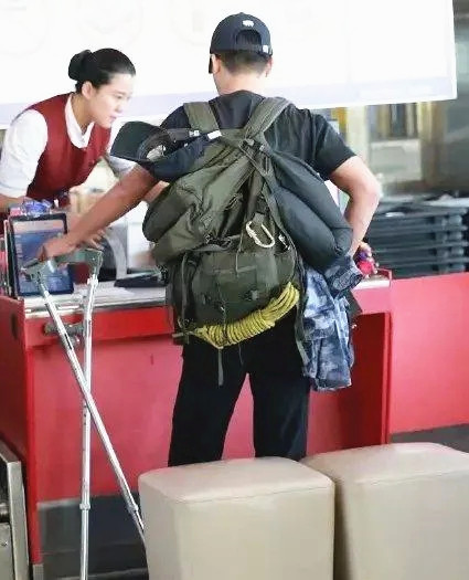 “百億影帝”吳京真低調，獨自走機場無助理保鏢，張譯同行顯樸素