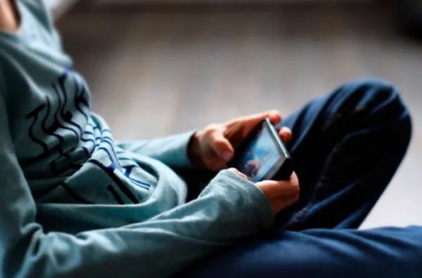 孩子只玩手機不學習？一個技巧幫你避免親子問題