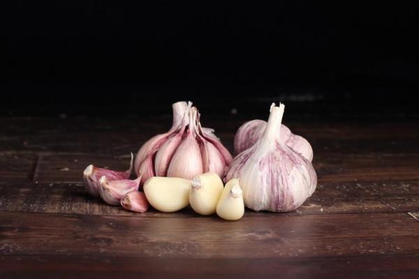 50歲大叔，每天吃大蒜降血脂，3個月後他的血脂怎麼樣了？