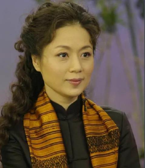 “黃梅歌后”吳瓊：42歲嫁小15歲老公，跟公婆做朋友，59歲似凍齡