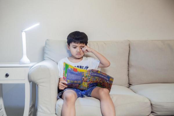 平均兩個孩子就有一個近視?是什麼偷走了孩子的好視力 平均兩個孩子就有一個近視?是什麼偷走了孩子的好視力