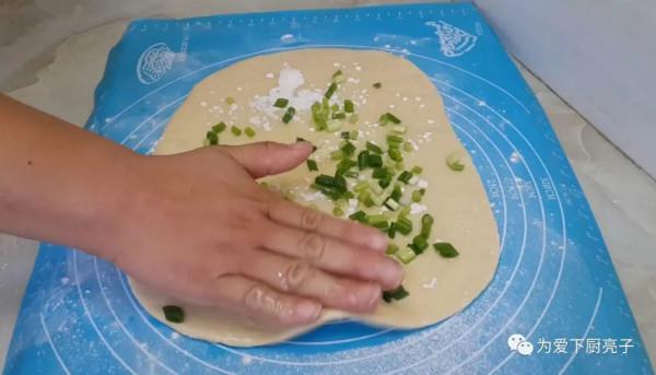 自制蔥油餅的做法，鍋裡一烙，柔軟勁道不油膩，比手抓餅好吃