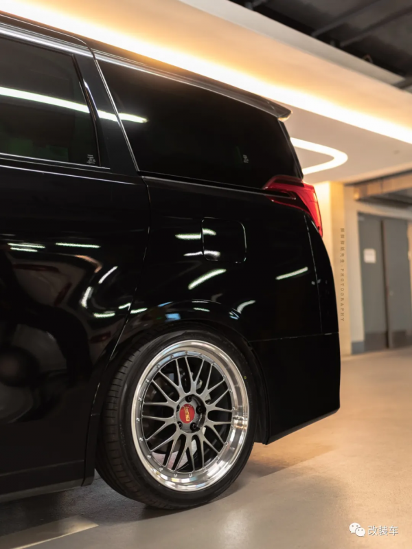 未成年高中生打造素雅埃爾法,全身名牌改件加起來超過16萬 未成年高中生打造素雅埃爾法,全身名牌改件加起來超過16萬