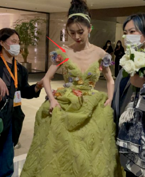 ​baby成北京臺春晚代言人！穿長裙現身後臺，生圖曝光瘦出排骨胸