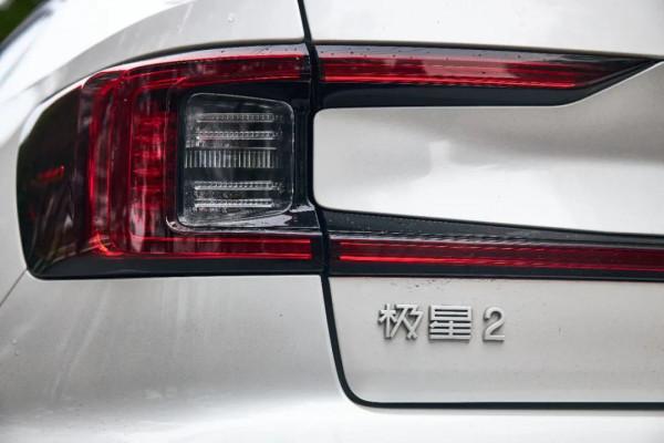 “穿”蘋果草莓、拎蘆筍包包、塗胡蘿蔔口紅，可持續時尚就是那麼瘋狂