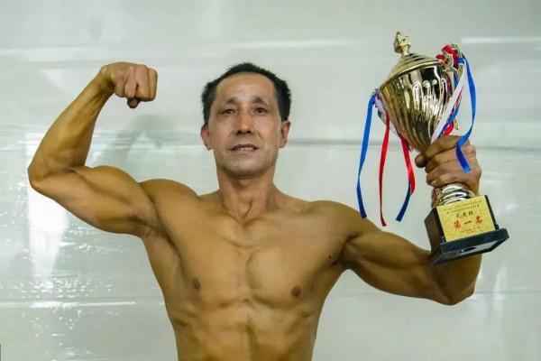 57歲環衛工人堅持健身20年,肌肉身材炸裂,令年輕人自愧不如 57歲環衛工人堅持健身20年,肌肉身材炸裂,令年輕人自愧不如