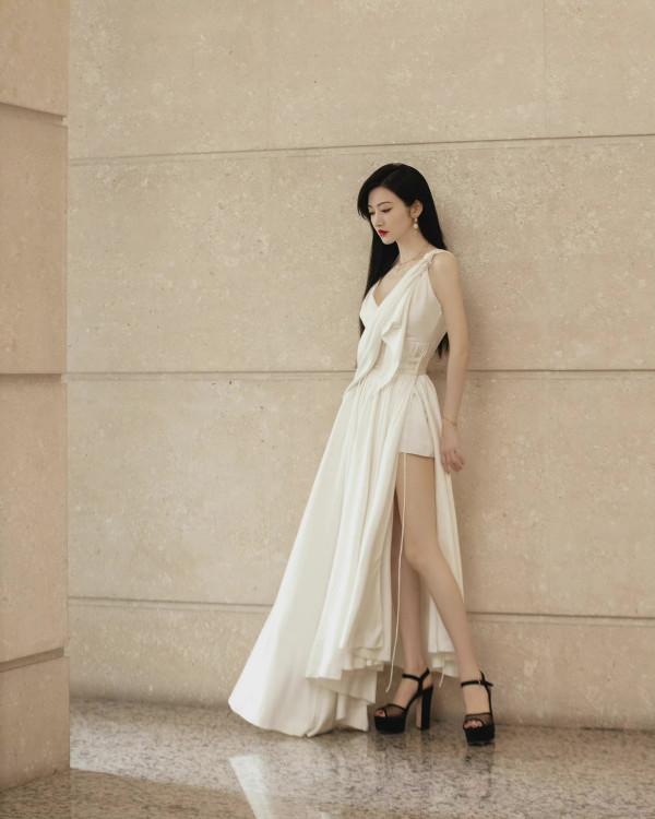 景甜高調現身Dior活動!穿一身白裙變希臘女神,Dior審美太穩定 景甜高調現身Dior活動!穿一身白裙變希臘女神,Dior審美太穩定
