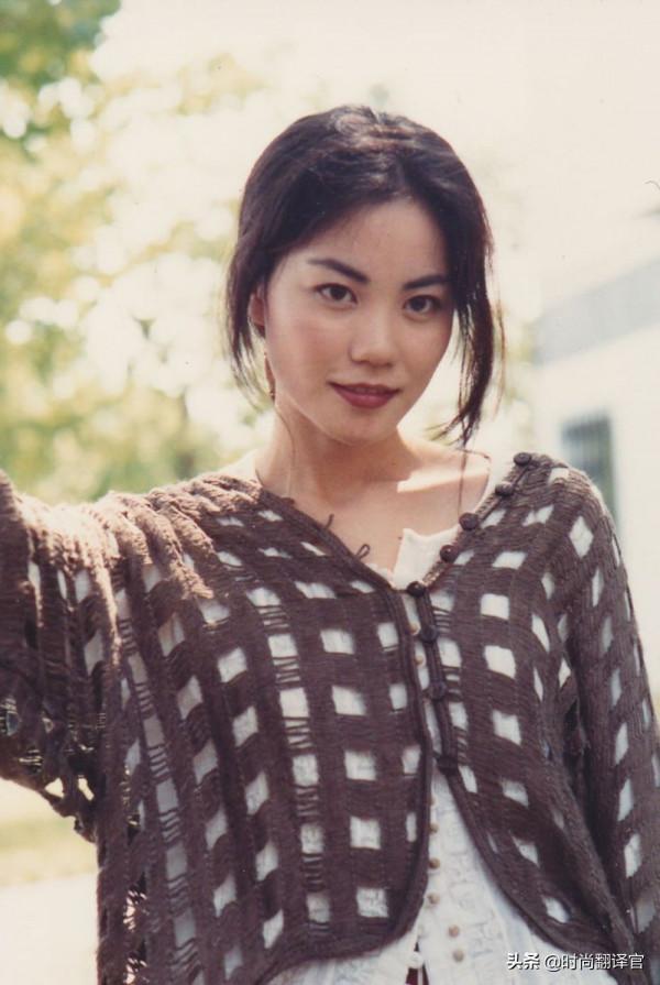 王菲年輕時可真美，怎麼時髦怎麼來，膚白腿長真吸睛