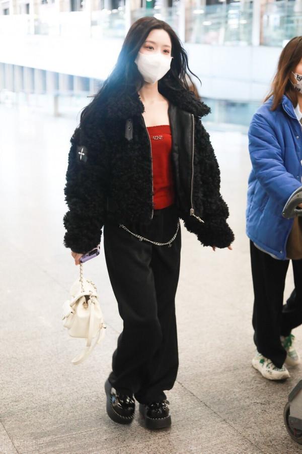 街拍：陳意涵黑色毛絨外套+紅色內搭+闊腿褲+腰鏈潮範十足