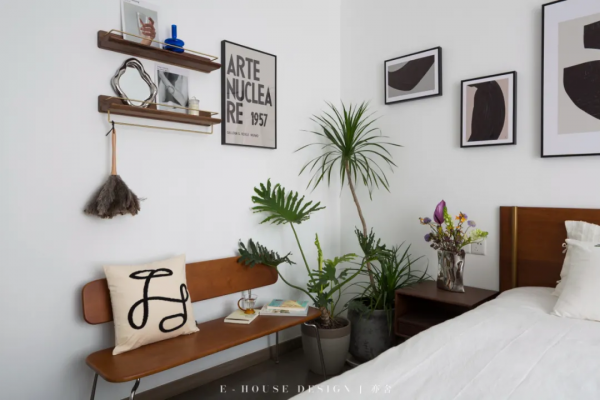 PU石嵌入「黑色鋼板」自成一道玄關牆，餐島一體 210㎡現代極簡家