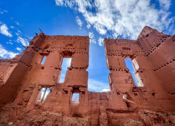 西藏也有千年古鎮，一邊是古老廢墟，一邊是繁榮新城，值得一遊