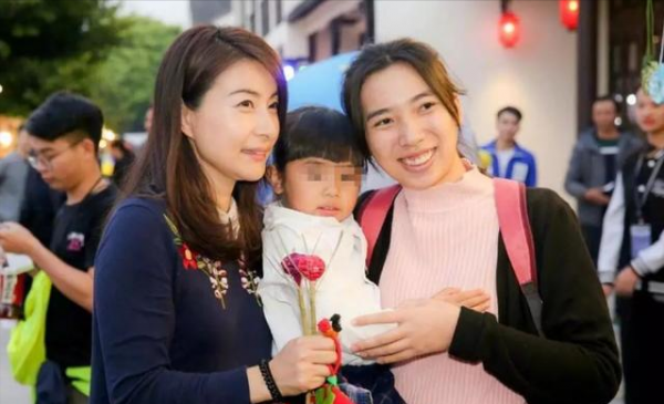 朱玲玲太正能量,學兒媳郭晶晶穿170元國貨亮相,被眾港姐追捧 朱玲玲太正能量,學兒媳郭晶晶穿170元國貨亮相,被眾港姐追捧