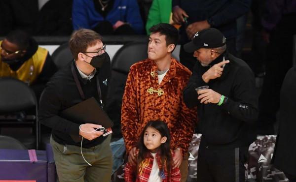 陳冠希人到中年顏值慘跌，攜妻女看球賽成大叔，但穿衣仍又痞又帥