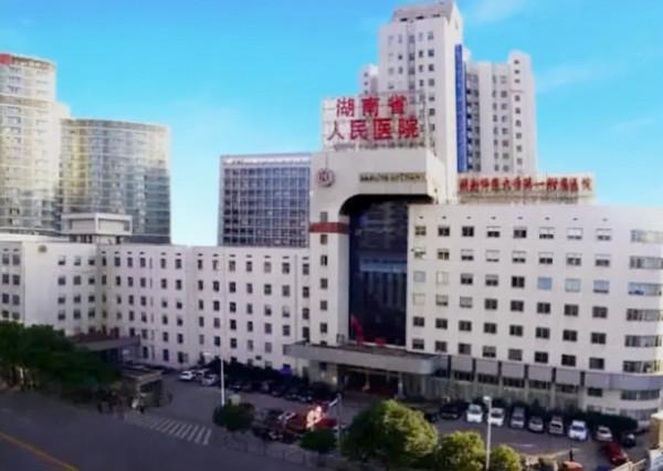 湖南女子經4次人工試管，終於產下雙胞胎，不料3年後生活陷入絕境