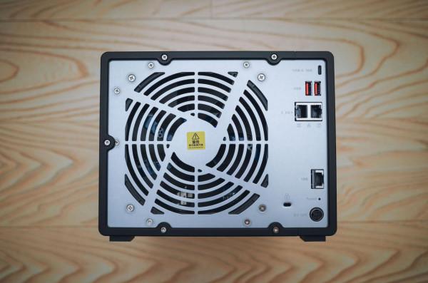 歷史低價買到九盤位萬兆 NAS 機皇：威聯通 TS-H973AX