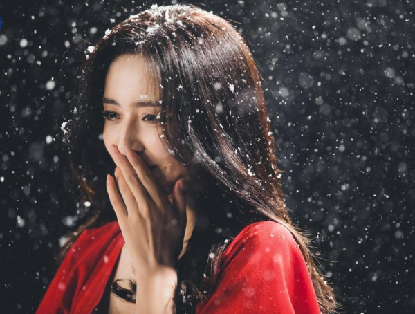 佟麗婭友情出演張傑新歌MV，一席紅裙的她身形曼妙，顯嫵媚動人