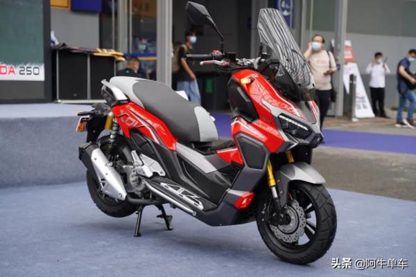摩博會 | 龍嘉 ADV 300i 正式亮相，帥氣的跨界踏板