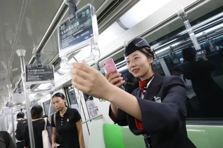 在倫敦地鐵裡讀到魯迅的詩,是種什麼體驗?丨夜聽雙語 在倫敦地鐵裡讀到魯迅的詩,是種什麼體驗?丨夜聽雙語