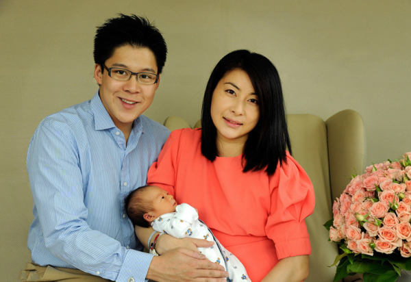 豪門紛爭！郭晶晶婆家二姑與孃家人爭財產，穿職業裝現身像女總裁