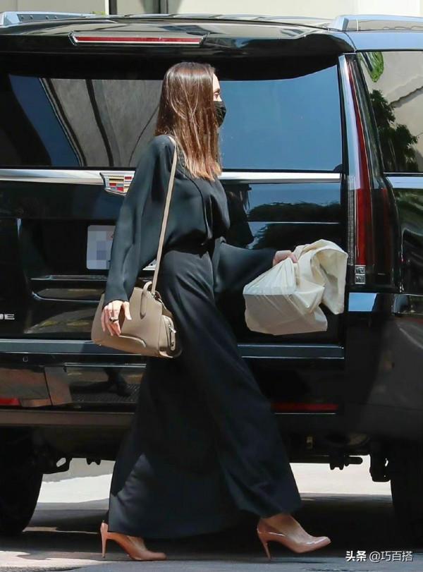 中年姐姐不用怕，黑色單品照著安吉麗娜這樣穿，完全不擔心變老氣