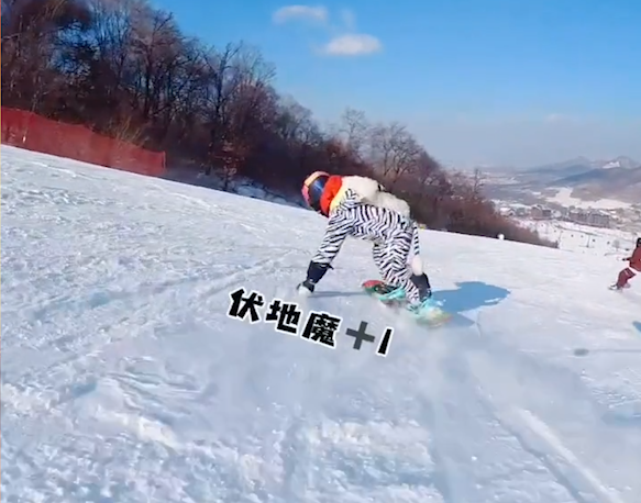 雪場最小王者乖乖，三歲挑戰1800米高階賽道，連明星都是她的粉絲