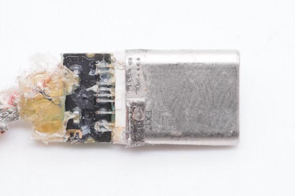 反向升級？蘋果新版C94 USB-C to Lightning線拆解