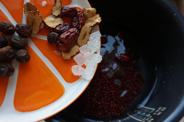 秋季滋補多吃阿膠,加入紅豆一起熬煮,清甜又營養,女人要常喝 秋季滋補多吃阿膠,加入紅豆一起熬煮,清甜又營養,女人要常喝