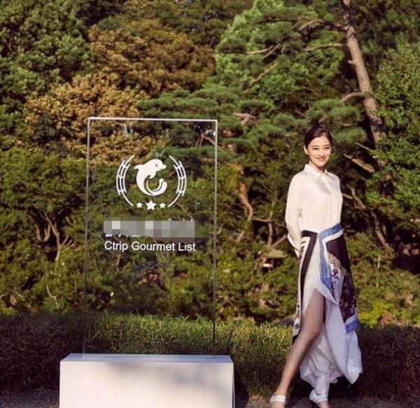 梅婷寶刀不老,難駕馭的直筒皮裙都能穿出貴婦感,中間開縫很個性 梅婷寶刀不老,難駕馭的直筒皮裙都能穿出貴婦感,中間開縫很個性