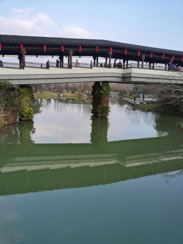 踏青早行人 作者：張鎖龍