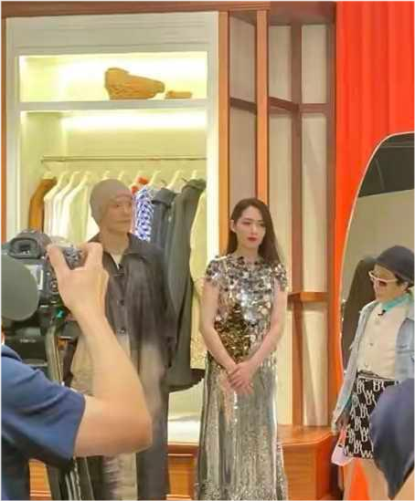 郭碧婷終於重回顏值巔峰！產後綜藝首秀開播，穿西裝塗紅唇太驚豔